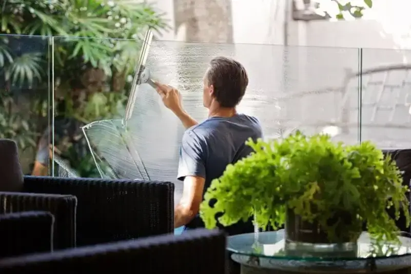 Tips för effektiv vårstädning: Så får du skinande rena fönster