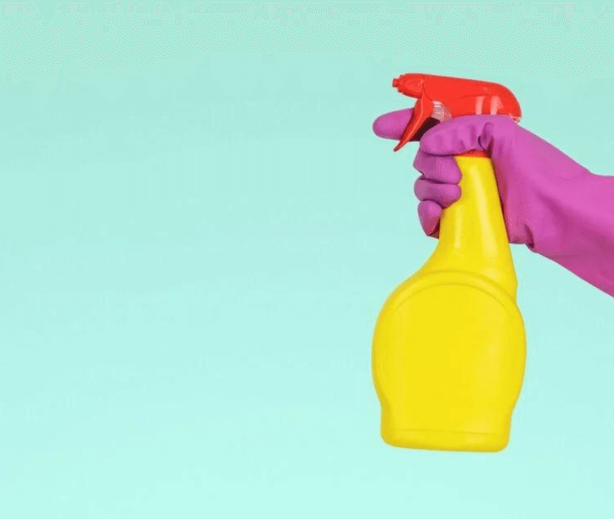 en-hand-som-haller-sprayflaska